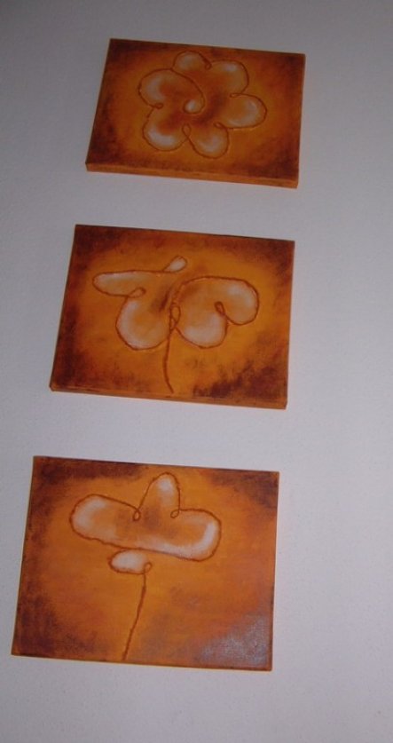 "Blumentrio" aus einem Malkurs-Buch abgemünzt. Verwendet wurde eine Paketschnur und Acrylfarben.
