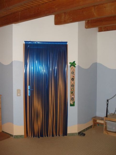 einfacher Plastikvorhang vor der Zimmertür, so weiß gleich jeder das er in eine Unterwasserlandschaft geht
