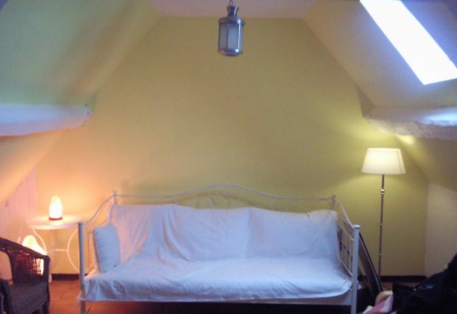 Wohnzimmer in gelb, weiss