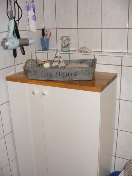 Ein Küchen-Hängeschrank vom Schweden war genau das Richtige für unser kleines Bad. DA kriegt man nämlich richtig was rein...
