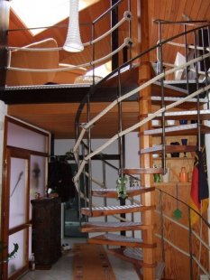 die Treppe als verbindung zwischen den beiden Etagen