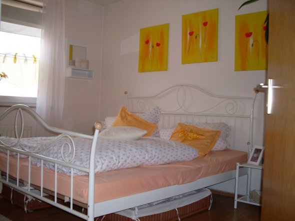 Hier habe ich das Schlafzimmer in hellen Gelbtönen gehalten...
Dies ändere ich abwechselnd mit roten-orangen Gardinen und Bettwäsche... 
