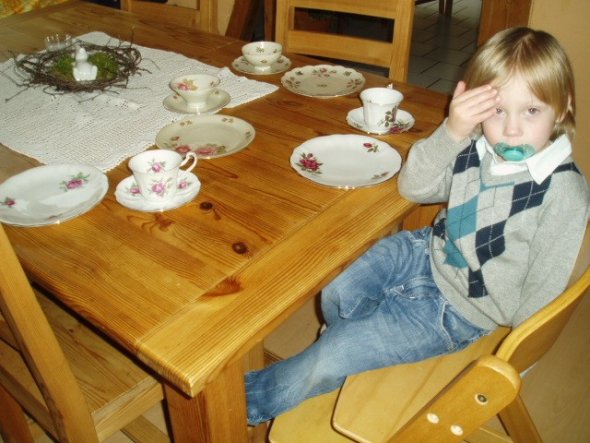 Finn hilft natürlich beim Tischdecken....was bei mir Schweißausbruch bei jedem Teller ;-) auslöst...