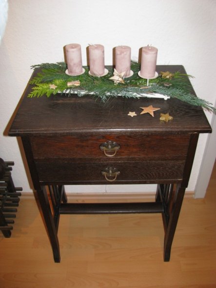 Dieses Tischchen stammt von meinem Opa, selbstgebaut und ein Verlobungsgeschenk an meine Oma! Als kleines Kind habe ich schon meinen Erbanspruch gelte