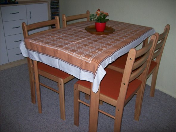 Die Tischdecke ist durch
Platzsets ersetzt und die Stühle haben einen hellbraunen Bezug.