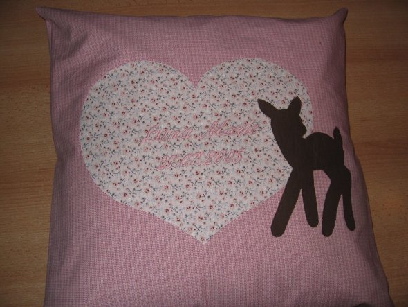Dieses Kissen habe ich für meine Tochter gemacht. Auf das Herz habe ich (leider in einem hellen rosaton) den Namen und das Geburtsdatum gestickt. Werd