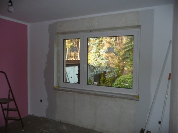 helle Decken und helle Fenster lassen so einen kleinen Raum gleich viel größer erscheinen.