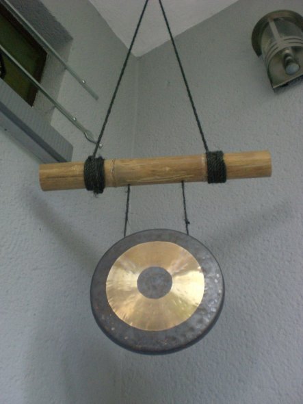 Der Gong dient als "Klingel" für Gäste.