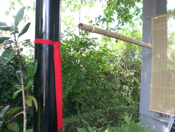 Eine "Bambusschaukel" über den mit Bambus bepflanzten Kübeln.