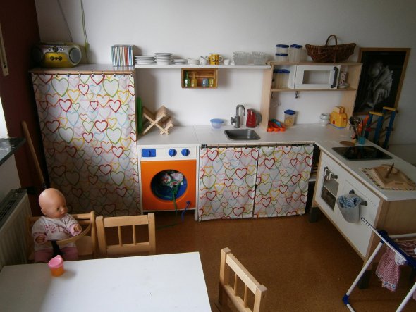 Hier kann mit viel Platz gekocht werden :-) Basis ist die aktuelle IKEA-Kinder-Küche.