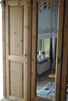 Landhaus 'Schlafzimmerschr. weiß gestrichen....'