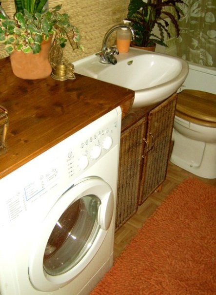 Mit einfachen Kiefernholzplatten habe ich die Waschmaschine 'umbaut' und somit Ablagefläche gewonnen. Das Waschbeckenunterschränkchen habe ich ebenfal