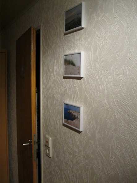 Die Tür führt ins Bad. An der Wand daneben hängen jetzt Bilder :-).