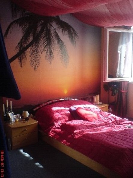 Meine Wand mit dem schönen großen Poster und mein Bett.